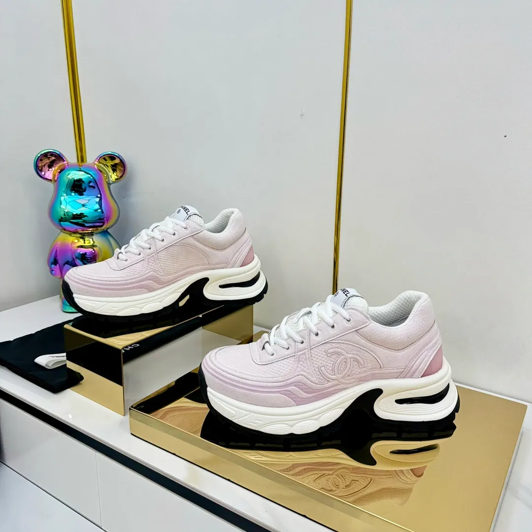 👟👟Ex-factory price 680👟👟 Upgraded version, upgraded version, upgraded version! No rebuttal accepted! ! ! ! Chanel Chanel panda shoes! 2025 counter's top casual sports shoes. This classic design; the upper is electro-embroidered with a variety of techniques; the outsole is fashionable and sporty; the unusual inclusion of a variety of color matching elements... The diversified mix and match is very good-looking and versatile, and can be used for leisure, fashion, sports, and outdoor... ꫛꫀꪝ Go➫ Materials: ❶Upper made of: original imported first-layer silk cowhide + original waterproof cloth + original first-layer cowhide ❷Inner lining: Original Yangli+Net ❸Outsole based on: Original TPU combination outsole Counter boutique packaging complete set for women 35–41 👉 👉 👉 👉